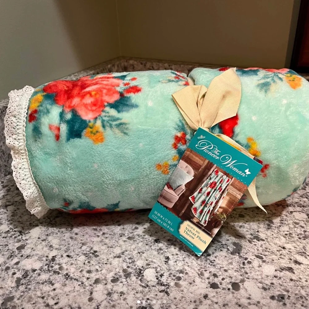 The Pioneer Woman Christmas Floral Polyester Plush Lace Throw Blanket NWT! 🎁